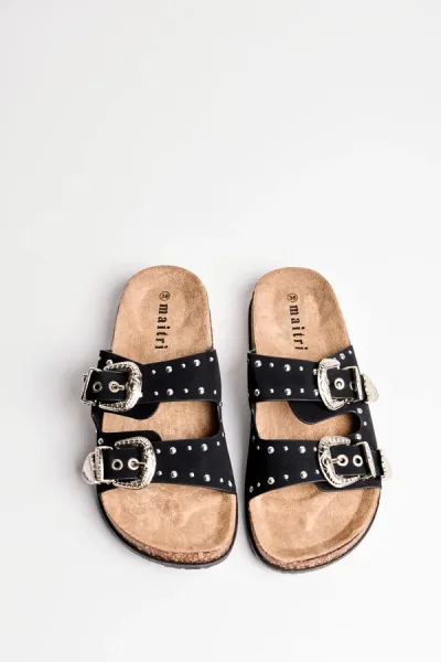 SANDALIA CON TACHAS