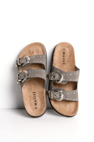 SANDALIA CON TACHAS